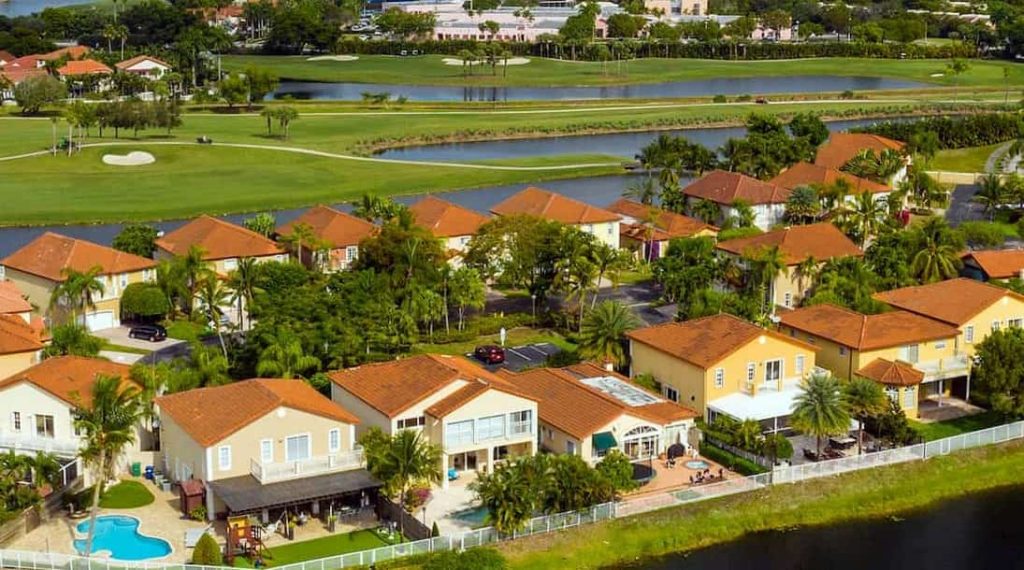 Waterfront-Houses-and-Golf-Course